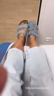 Véronika Loubry feet photo 3