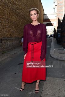 Wallis Day feet photo 2