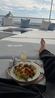 Wallis Day feet photo 4
