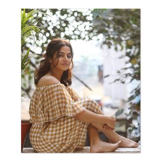 Wamiqa Gabbi feet photo thumbnail