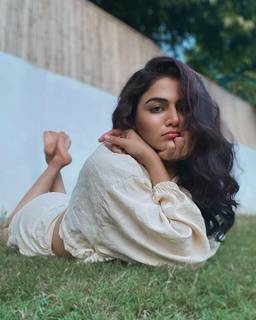 Wamiqa Gabbi feet photo thumbnail