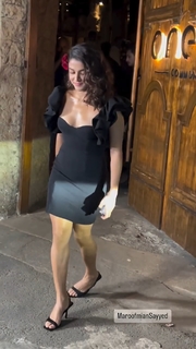 Wamiqa Gabbi feet photo thumbnail