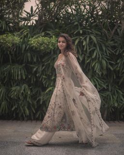 Wamiqa Gabbi feet photo thumbnail