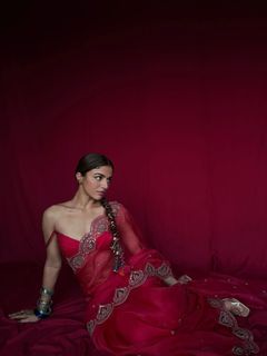 Wamiqa Gabbi feet photo thumbnail