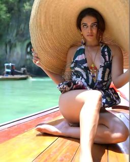 Wamiqa Gabbi feet photo 4