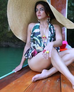 Wamiqa Gabbi feet photo 3