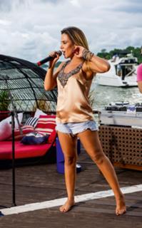 Wanessa Camargo feet photo thumbnail