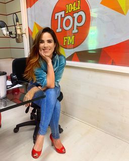 Wanessa Camargo feet photo thumbnail