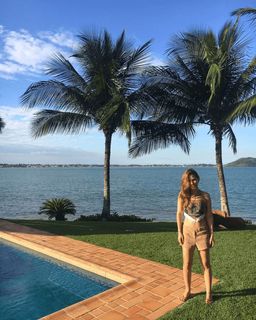 Wanessa Camargo feet photo thumbnail