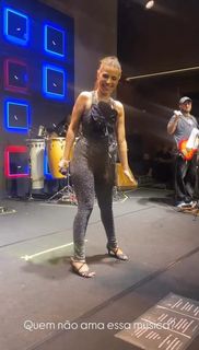 Wanessa Camargo feet photo thumbnail