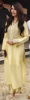 Warina Hussain feet photo 3
