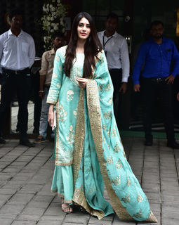 Warina Hussain feet photo 11