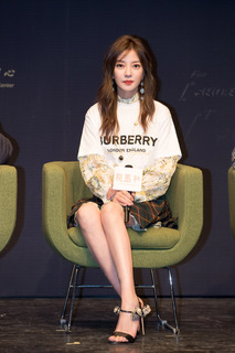 Wei Zhao feet photo 4