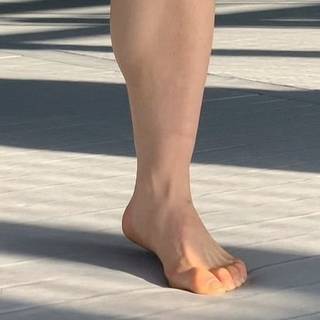 Weili Zhang feet photo 18