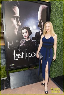 Wendi McLendon-Covey feet photo thumbnail