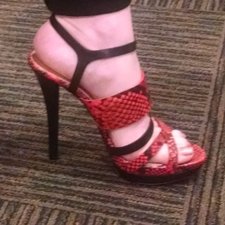 Wendi McLendon-Covey feet photo thumbnail