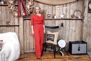 Wendi McLendon-Covey feet photo thumbnail