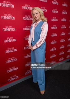 Wendi McLendon-Covey feet photo thumbnail