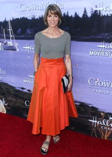 Wendie Malick feet photo thumbnail