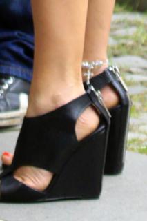 Weronika Rosati feet photo thumbnail