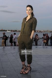 Whitney Cummings feet photo thumbnail