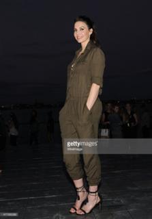 Whitney Cummings feet photo thumbnail