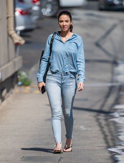 Whitney Cummings feet photo thumbnail