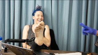 Whitney Cummings feet photo thumbnail