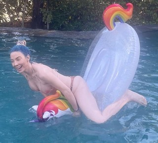 Whitney Cummings feet photo thumbnail