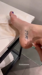 Whitney Cummings feet photo thumbnail