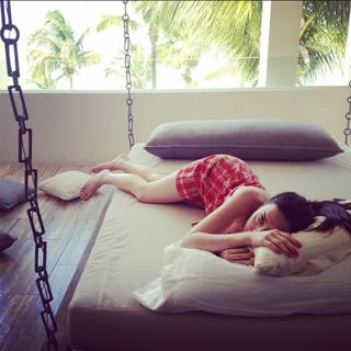 Whitney Cummings feet photo thumbnail