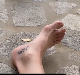 Whitney Cummings feet photo thumbnail