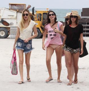 Whitney Port feet photo thumbnail