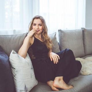 Willa Fitzgerald feet photo thumbnail