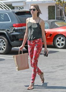 Willa Holland feet photo thumbnail