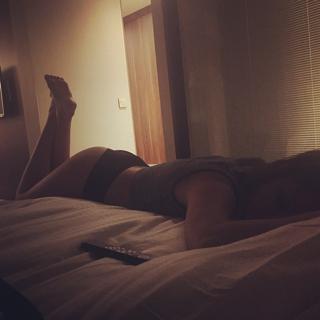 Willa Holland feet photo thumbnail