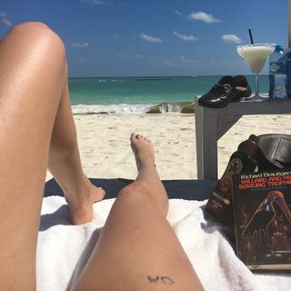 Willa Holland feet photo thumbnail