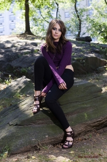 Willa Holland feet photo thumbnail