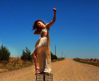 Willow Shields feet photo thumbnail