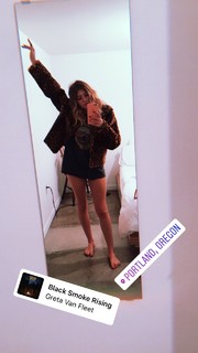 Willow Shields feet photo thumbnail