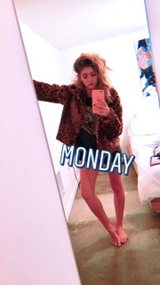 Willow Shields feet photo thumbnail