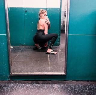 Willow Shields feet photo thumbnail