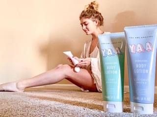Willow Shields feet photo thumbnail
