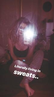 Willow Shields feet photo thumbnail
