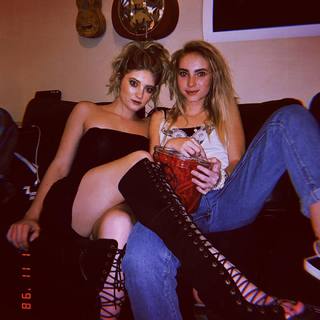 Willow Shields feet photo thumbnail