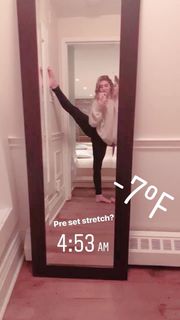 Willow Shields feet photo thumbnail