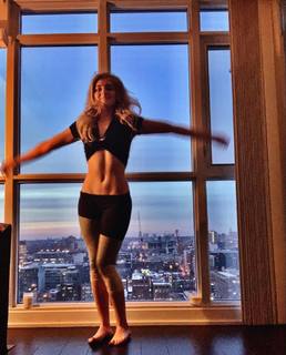 Willow Shields feet photo thumbnail