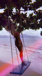 Willow Shields feet photo thumbnail
