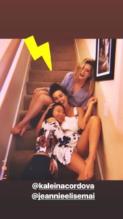 Willow Shields feet photo thumbnail