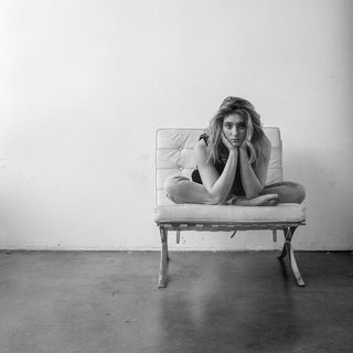 Willow Shields feet photo thumbnail